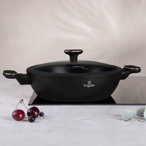 Imagem do produto: Panela rasa com tampa de 28 cm. Parte da Coleção Black Rose. Características: • Material: alumínio forjado com revestimento antiaderente TitanPro • Panela rasa com tampa Ø28*7,5 cm 3,8 L • Cor: preto fosco com detalhes em ouro rosa. DESIGN REGISTRADO.... (Vista de estúdio). Produto oficial Berlinger Haus, com o apoio da Promintra sl.