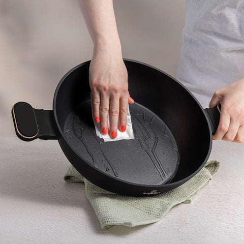 Imagem do produto: Panela rasa com tampa de 28 cm. Parte da Coleção Black Rose. Características: • Material: alumínio forjado com revestimento antiaderente TitanPro • Panela rasa com tampa Ø28*7,5 cm 3,8 L • Cor: preto fosco com detalhes em ouro rosa. DESIGN REGISTRADO.... (Vista de estúdio). Produto oficial Berlinger Haus, com o apoio da Promintra sl.