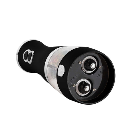 Imatge del producte d'un molinet de sal i pebre elèctric 2 en 1. Forma part de la col·lecció Black Vantage/Matte Black/Black Silver. Característiques: • Material: acer inoxidable amb molinet de CERÀMICA • Piles: 4 piles AA (sense inclòs) • Color: negre mat. (Vista conceptual). Producte oficial de Berlinger, impulsat per Promintra sl.