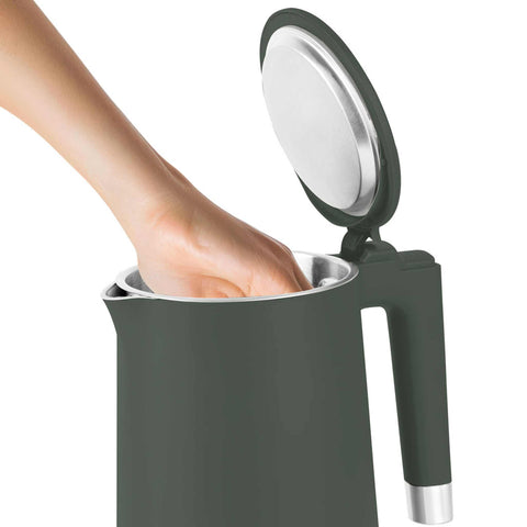 Imagem do produto: Chaleira elétrica de parede dupla. Parte da Coleção Verde Fosco. Características: • Material: aço inoxidável 18/10 no interior, plástico no exterior • Capacidade: 1,7L • Voltagem: 220-240V, 50/60Hz • Potência: 1800 W • Comprimento do cabo de alimentação: 75 cm. (Vista de estúdio). Produto oficial Berlinger Haus, com o apoio da Promintra sl.