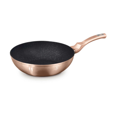 Product image of Wok 28cm. Part of the Metallic Line Rose Gold Edition . Features: • Material: forged aluminum • Wok Ø28*7,4 cm 3,2L • Color: metallic rose gold REGISTERED DESIGN BY BERLINGER HAUS!. (Studio view). Official Berlinger Haus product, boosted by Promintra sl.