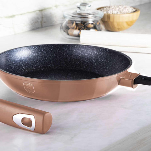 Product image of Frypan 28cm with detachable handle. Part of the Metallic Line Rose Gold Edition . Features: • Material: forged aluminum • Frypan Ø28*5,2 cm 2,4L • 1 pcs smart lid • STACKABLE - SPACE SAVING • Color: metallic rose gold • OVEN SAFE, IF THE H.... (Giftbox view). Official Berlinger Haus product, boosted by Promintra sl.
