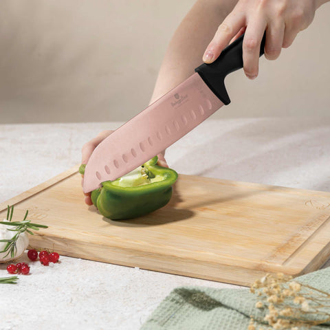 Product image of 6pcs knife set. Part of the Metallic Line Rose Gold Edition . Features: • Material: stainless steel with titan non-stick coating • Chef knife 20 cm • Bread knife 20 cm • Santoku knife 17,5 cm • Utility knife 12,5 cm • P.... (Studio view). Official Berlinger Haus product, boosted by Promintra sl.