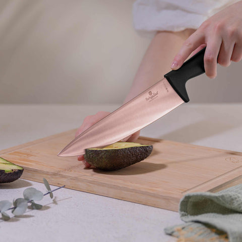 Product image of 6pcs knife set. Part of the Metallic Line Rose Gold Edition . Features: • Material: stainless steel with titan non-stick coating • Chef knife 20 cm • Bread knife 20 cm • Santoku knife 17,5 cm • Utility knife 12,5 cm • P.... (Studio view). Official Berlinger Haus product, boosted by Promintra sl.