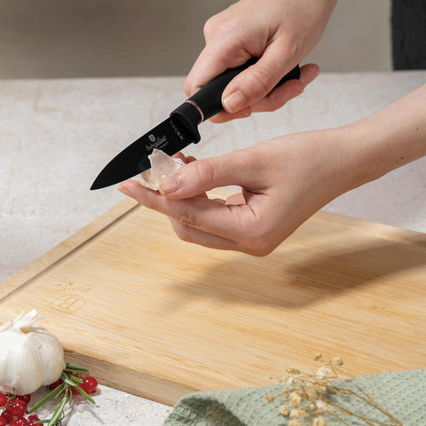 Product image of 4pcs knife set. Part of the Black Rose Collection . Features: • Material: stainless steel with black non-stick coating • Chef knife 20 cm • Santoku knife 17,5 cm • Utility knife 12,5 cm • Paring knife 9 cm • C.... (Studio view). Official Berlinger Haus product, boosted by Promintra sl.