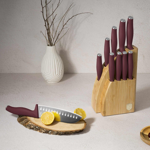 Product image of 10pcs knife set with BAMBOO stand. Part of the Leonardo Collection . Features: • Material: stainless steel • Chef knife 20 cm • Bread knife 20 cm • Santoku knife 17,5 cm • Utility knife 12,5 cm • Paring knife 9 cm • Steak knif.... (Studio view). Official Berlinger Haus product, boosted by Promintra sl.