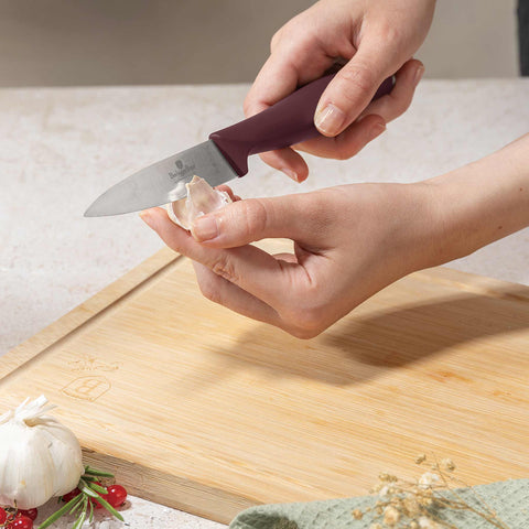 Product image of 10pcs knife set with BAMBOO stand. Part of the Leonardo Collection . Features: • Material: stainless steel • Chef knife 20 cm • Bread knife 20 cm • Santoku knife 17,5 cm • Utility knife 12,5 cm • Paring knife 9 cm • Steak knif.... (Studio view). Official Berlinger Haus product, boosted by Promintra sl.