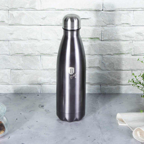 Product image of Vacuum flask bottle shape 0,5L. Part of the Metallic Line Carbon Pro Edition . Features: • Material: inner body 18/10 stainless steel • Capacity: 0,5 L • Color: metallic dark grey • Packing: half giftbox. (Studio view). Official Berlinger Haus product, boosted by Promintra sl.