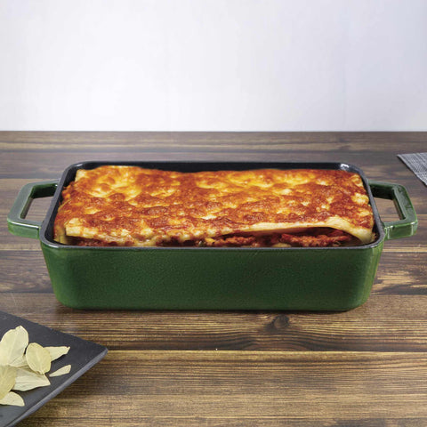 Product image of Roaster 30cm cast iron. Part of the Strong Mold Seria . Features: • Material: cast iron with 2 layers shiny ENAMEL coating • Size: Ø30*20 cm 3 L • Color: emerald. (Studio view). Official Berlinger Haus product, boosted by Promintra sl.