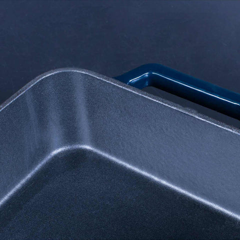 Product image of Roaster 30cm cast iron. Part of the Strong Mold Seria . Features: • Material: cast iron with 2 layers shiny ENAMEL coating • Size: Ø30*20 cm 3 L • Color: aquamarine. (Studio view). Official Berlinger Haus product, boosted by Promintra sl.