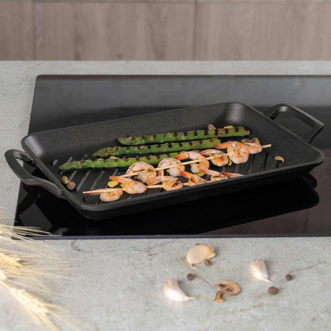 Product image of Rectangle grill plate 33cm cast iron. Part of the Strong Mold Seria . Features: • Material: cast iron with outside/inside oil coating • Size: 33,2*22*4,5 cm 2,3 kg • Color: black. (Studio view). Official Berlinger Haus product, boosted by Promintra sl.