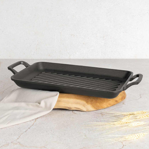 Product image of Rectangle grill plate 33cm cast iron. Part of the Strong Mold Seria . Features: • Material: cast iron with outside/inside oil coating • Size: 33,2*22*4,5 cm 2,3 kg • Color: black. (Studio view). Official Berlinger Haus product, boosted by Promintra sl.
