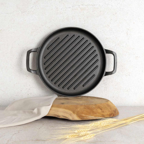 Product image of Round grill plate 33cm cast iron. Part of the Strong Mold Seria . Features: • Material: cast iron with outside/inside oil coating • Size: 32,9*25*2,5 cm 1,95 kg • Color: black. (Studio view). Official Berlinger Haus product, boosted by Promintra sl.