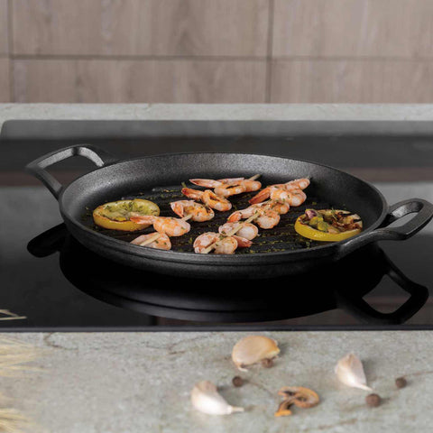 Product image of Round grill plate 33cm cast iron. Part of the Strong Mold Seria . Features: • Material: cast iron with outside/inside oil coating • Size: 32,9*25*2,5 cm 1,95 kg • Color: black. (Studio view). Official Berlinger Haus product, boosted by Promintra sl.