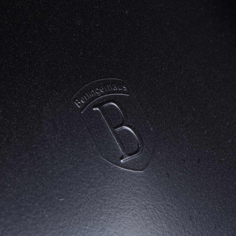 Product image of Rectangle springform 39x27cm. Part of the Metallic Line Shiny Black Edition . Features: • Material: carbon steel with titan non-stick coating • Size: 35*23*6,5 cm • Base size: 39*27 cm • Color: metallic black. (Studio view). Official Berlinger Haus product, boosted by Promintra sl.