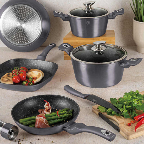 Product image of Casserole with lid 20cm. Part of the Metallic Line Carbon Pro Edition . Features: • Material: forged aluminum • Casserole with lid Ø20*10,4 cm 2,5L • 1 pcs smart lid • STACKABLE - SPACE SAVING • Color: metallic dark grey REGISTER.... (Studio view). Official Berlinger Haus product, boosted by Promintra sl.