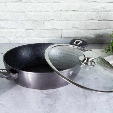 Product image of Shallow pot with lid 28cm. Part of the Metallic Line Carbon Pro Edition . Features: • Material: forged aluminum • Shallow pot with lid Ø28*7,5 cm 3,8L • Color: metallic dark grey REGISTERED DESIGN BY BERLINGER HAUS!. (Studio view). Official Berlinger Haus product, boosted by Promintra sl.
