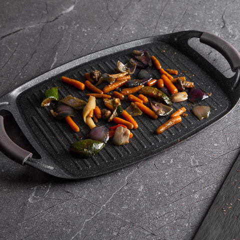 Product image of Grill plate 47cm. Part of the Metallic Line Carbon Pro Edition . Features: • Material: forged aluminum • Size: 47*29 cm • Color: dark grey • FREE 2 PCS HEAT RESISTANT SILICONE HANDLE. (Studio view). Official Berlinger Haus product, boosted by Promintra sl.