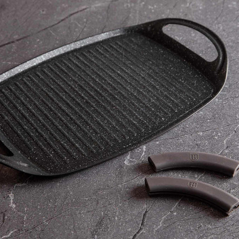 Product image of Grill plate 47cm. Part of the Metallic Line Carbon Pro Edition . Features: • Material: forged aluminum • Size: 47*29 cm • Color: dark grey • FREE 2 PCS HEAT RESISTANT SILICONE HANDLE. (Studio view). Official Berlinger Haus product, boosted by Promintra sl.