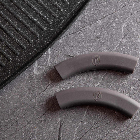 Product image of Grill plate 47cm. Part of the Metallic Line Carbon Pro Edition . Features: • Material: forged aluminum • Size: 47*29 cm • Color: dark grey • FREE 2 PCS HEAT RESISTANT SILICONE HANDLE. (Studio view). Official Berlinger Haus product, boosted by Promintra sl.