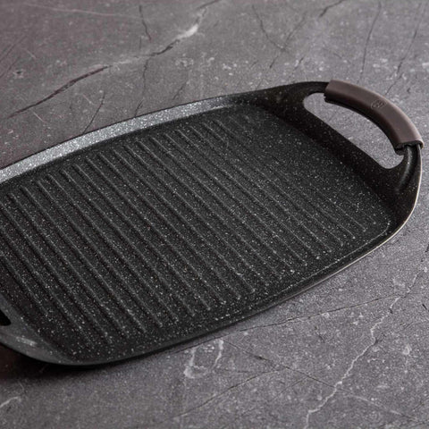 Product image of Grill plate 47cm. Part of the Metallic Line Carbon Pro Edition . Features: • Material: forged aluminum • Size: 47*29 cm • Color: dark grey • FREE 2 PCS HEAT RESISTANT SILICONE HANDLE. (Studio view). Official Berlinger Haus product, boosted by Promintra sl.