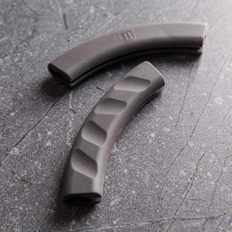 Product image of Grill plate 47cm. Part of the Metallic Line Carbon Pro Edition . Features: • Material: forged aluminum • Size: 47*29 cm • Color: dark grey • FREE 2 PCS HEAT RESISTANT SILICONE HANDLE. (Studio view). Official Berlinger Haus product, boosted by Promintra sl.