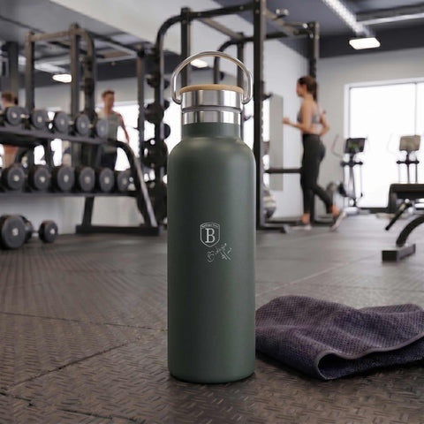 Product image of Flask with bamboo lid 0,6L. Part of the Matte Green Collection . Features: • Material: 18/10 stainless steel with matt powder coating • Bamboo lid • Capacity: 0,6 L • Color: matt green • Packing: giftbox. (Studio view). Official Berlinger Haus product, boosted by Promintra sl.
