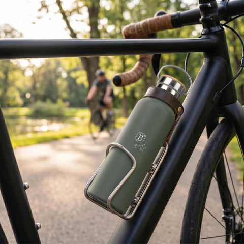 Product image of Flask with bamboo lid 0,6L. Part of the Matte Green Collection . Features: • Material: 18/10 stainless steel with matt powder coating • Bamboo lid • Capacity: 0,6 L • Color: matt green • Packing: giftbox. (Studio view). Official Berlinger Haus product, boosted by Promintra sl.