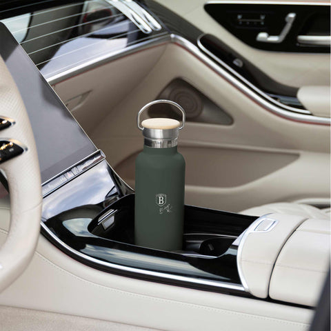 Product image of Flask with bamboo lid 0,6L. Part of the Matte Green Collection . Features: • Material: 18/10 stainless steel with matt powder coating • Bamboo lid • Capacity: 0,6 L • Color: matt green • Packing: giftbox. (Studio view). Official Berlinger Haus product, boosted by Promintra sl.