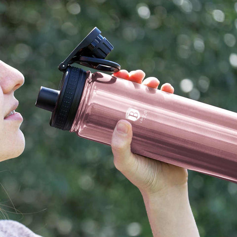 Product image of Sport bottle 540ml. Part of the I-Rose Collection . Features: • Material: inner body 18/10 stainless steel • Capacity: 540 ml • Color: metallic pink • Packing: half giftbox. (Studio view). Official Berlinger Haus product, boosted by Promintra sl.