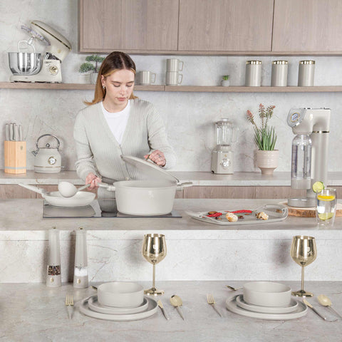 Product image of Square springform 28x28cm. Part of the Sahara Collection . Features: • Material: carbon steel with non-stick titanPro coating • Size: 23,8*23,8*8 cm • Base size: 28*28 cm • Color: matt cream. (Studio view). Official Berlinger Haus product, boosted by Promintra sl.