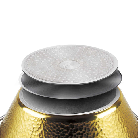 Product image of Frypan 26cm. Part of the Hammered Gold Collection . Features: • Material: forged aluminum with non-stick marble coating • Frypan Ø26 cm • Color: light gold REGISTERED DESIGN BY BERLINGER HAUS!. (Studio view). Official Berlinger Haus product, boosted by Promintra sl.
