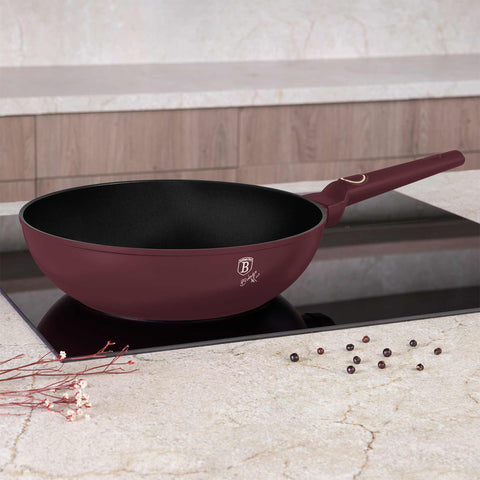 Product image of Wok 28cm. Part of the Leonardo Collection . Features: • Material: forged aluminum with non-stick titanPro coating • Wok Ø28*7,4 cm 3,2L • Color: matt bordeaux REGISTERED DESIGN BY BERLINGER HAUS!. (Studio view). Official Berlinger Haus product, boosted by Promintra sl.
