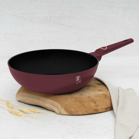 Product image of Wok 28cm. Part of the Leonardo Collection . Features: • Material: forged aluminum with non-stick titanPro coating • Wok Ø28*7,4 cm 3,2L • Color: matt bordeaux REGISTERED DESIGN BY BERLINGER HAUS!. (Studio view). Official Berlinger Haus product, boosted by Promintra sl.