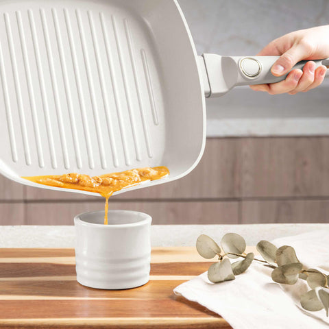 Product image of Grill pan 28cm. Part of the Sahara Collection . Features: • Material: forged aluminum with non-stick titanPro coating • Grill pan Ø28*4,1 cm 2,1L • Color: matt cream REGISTERED DESIGN BY BERLINGER HAUS!. (Studio view). Official Berlinger Haus product, boosted by Promintra sl.
