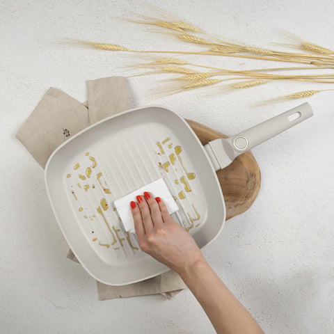 Product image of Grill pan 28cm. Part of the Sahara Collection . Features: • Material: forged aluminum with non-stick titanPro coating • Grill pan Ø28*4,1 cm 2,1L • Color: matt cream REGISTERED DESIGN BY BERLINGER HAUS!. (Studio view). Official Berlinger Haus product, boosted by Promintra sl.