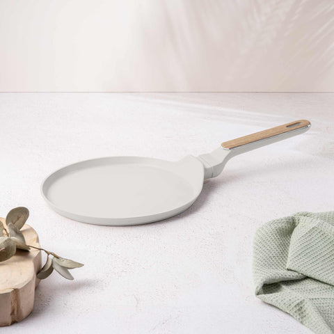Product image of Pancake pan 25cm. Part of the Sahara Nordic Collection . Features: • Material: forged aluminum with non-stick titanPro coating • Pancake pan Ø25*2,2 cm • Color: matt cream, wooden REGISTERED DESIGN BY BERLINGER HAUS!. (Studio view). Official Berlinger Haus product, boosted by Promintra sl.