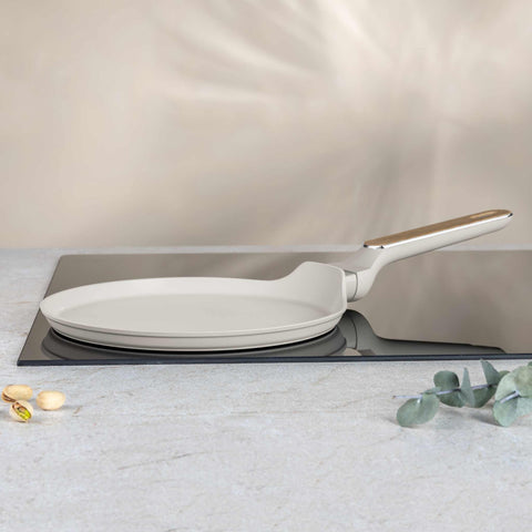 Product image of Pancake pan 25cm. Part of the Sahara Nordic Collection . Features: • Material: forged aluminum with non-stick titanPro coating • Pancake pan Ø25*2,2 cm • Color: matt cream, wooden REGISTERED DESIGN BY BERLINGER HAUS!. (Studio view). Official Berlinger Haus product, boosted by Promintra sl.