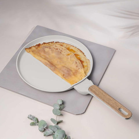 Product image of Pancake pan 25cm. Part of the Sahara Nordic Collection . Features: • Material: forged aluminum with non-stick titanPro coating • Pancake pan Ø25*2,2 cm • Color: matt cream, wooden REGISTERED DESIGN BY BERLINGER HAUS!. (Studio view). Official Berlinger Haus product, boosted by Promintra sl.
