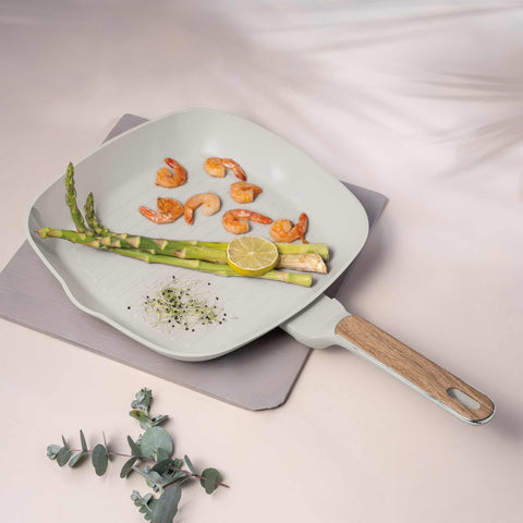 Product image of Grill pan 28cm. Part of the Sahara Nordic Collection . Features: • Material: forged aluminum with non-stick titanPro coating • Grill pan Ø28*4,1 cm 2,1L • Color: matt cream, wooden REGISTERED DESIGN BY BERLINGER .... (Giftbox view). Official Berlinger Haus product, boosted by Promintra sl.