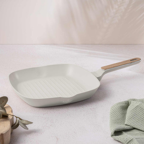 Product image of Grill pan 28cm. Part of the Sahara Nordic Collection . Features: • Material: forged aluminum with non-stick titanPro coating • Grill pan Ø28*4,1 cm 2,1L • Color: matt cream, wooden REGISTERED DESIGN BY BERLINGER .... (Giftbox view). Official Berlinger Haus product, boosted by Promintra sl.