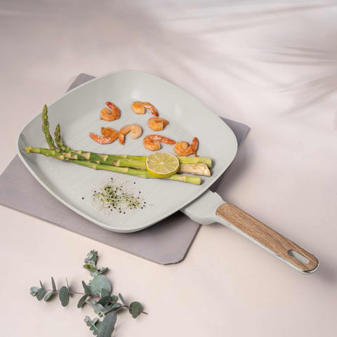 Product image of Grill pan 28cm. Part of the Sahara Nordic Collection . Features: • Material: forged aluminum with non-stick titanPro coating • Grill pan Ø28*4,1 cm 2,1L • Color: matt cream, wooden REGISTERED DESIGN BY BERLINGER .... (Giftbox view). Official Berlinger Haus product, boosted by Promintra sl.
