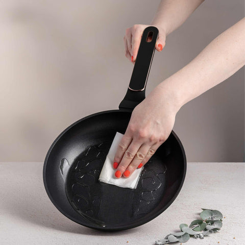 batería de cocina, BH/8346, Black Rose Collection, cocina, cookwareset, Frying Pan, frypan, negro mate, oro rosa, Pans, sartén, sartén 24 cm, Sartén 24cm, Imagen tipo estilo de vida: detalles y funciones.