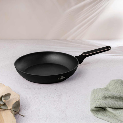 batería de cocina, BH/8347, Black Rose Collection, cocina, cookwareset, Frying Pan, frypan, negro mate, oro rosa, Pans, sartén, sartén 28 cm, Sartén 28cm, Imagen tipo estilo de vida: detalles y funciones.