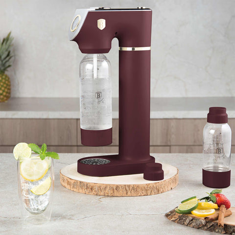 Product image of Soda maker with 2bottles and barometer universal CO2cylinders size. Part of the Leonardo Collection . Features: • Material: stainless steel, pp • Size: 43,5*22*12 cm • 2 pcs pp bottle with cup: 1,0L and 0,5L • Universal, standard CO2 cylinders size (not inclu.... (Studio view). Official Berlinger Haus product, boosted by Promintra sl.