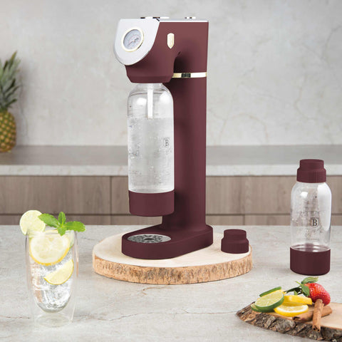 Product image of Soda maker with 2bottles and barometer universal CO2cylinders size. Part of the Leonardo Collection . Features: • Material: stainless steel, pp • Size: 43,5*22*12 cm • 2 pcs pp bottle with cup: 1,0L and 0,5L • Universal, standard CO2 cylinders size (not inclu.... (Studio view). Official Berlinger Haus product, boosted by Promintra sl.