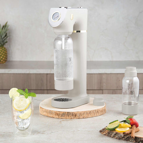 Product image of Soda maker with 2bottles and barometer universal CO2cylinders size. Part of the Sahara Collection . Features: • Material: stainless steel, pp • Size: 43,5*22*12 cm • 2 pcs pp bottle with cup: 1,0L and 0,5L • Universal, standard CO2 cylinders size (not inclu.... (Studio view). Official Berlinger Haus product, boosted by Promintra sl.