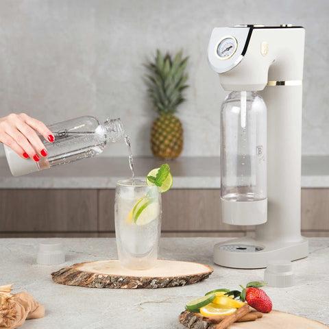 Product image of Soda maker with 2bottles and barometer universal CO2cylinders size. Part of the Sahara Collection . Features: • Material: stainless steel, pp • Size: 43,5*22*12 cm • 2 pcs pp bottle with cup: 1,0L and 0,5L • Universal, standard CO2 cylinders size (not inclu.... (Studio view). Official Berlinger Haus product, boosted by Promintra sl.