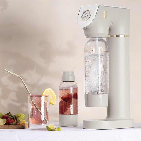 Product image of Soda maker with 2bottles and barometer universal CO2cylinders size. Part of the Sahara Collection . Features: • Material: stainless steel, pp • Size: 43,5*22*12 cm • 2 pcs pp bottle with cup: 1,0L and 0,5L • Universal, standard CO2 cylinders size (not inclu.... (Studio view). Official Berlinger Haus product, boosted by Promintra sl.