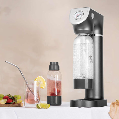 Product image of Soda maker with 2bottles and barometer universal CO2cylinders size. Part of the Anthracite Collection . Features: • Material: stainless steel, pp • Size: 43,5*22*12 cm • 2 pcs pp bottle with cup: 1,0L and 0,5L • Universal, standard CO2 cylinders size (not inclu.... (Studio view). Official Berlinger Haus product, boosted by Promintra sl.